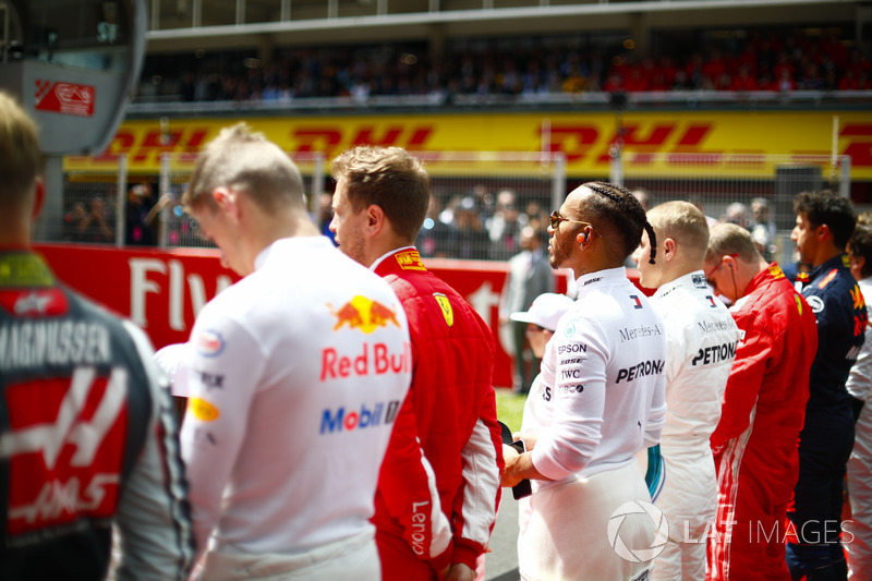 Max Verstappen, Red Bull Racing, Sebastian Vettel, Ferrari, Lewis Hamilton, Mercedes AMG F1 y Valtteri Bottas, Mercedes AMG F1, en la parrilla del himno nacional