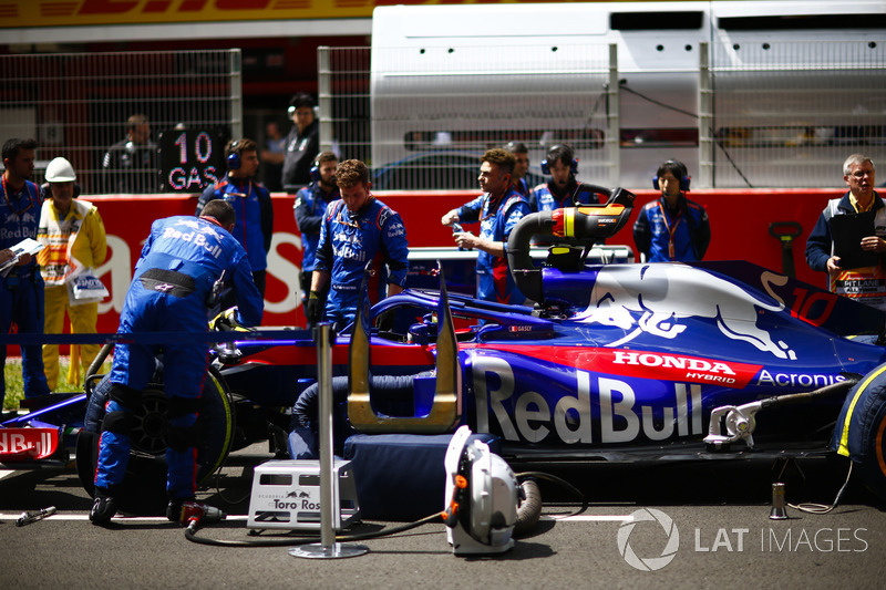 Toro Rosso engineers on the grid with the car of Pierre Gasly, Toro Rosso STR13