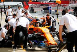 Команда McLaren отрабатывает процедуру пит-стопа