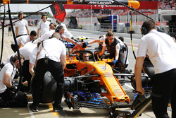 Команда McLaren отрабатывает процедуру пит-стопа