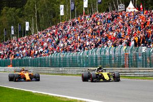 Carlos Sainz Jr., Renault Sport F1 Team R.S. 18, voor Stoffel Vandoorne, McLaren MCL33