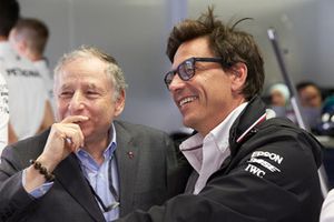 Jean Todt, Presidente FIA, parla con Toto Wolff, Direttore Esecutivo (Business), Mercedes AMG