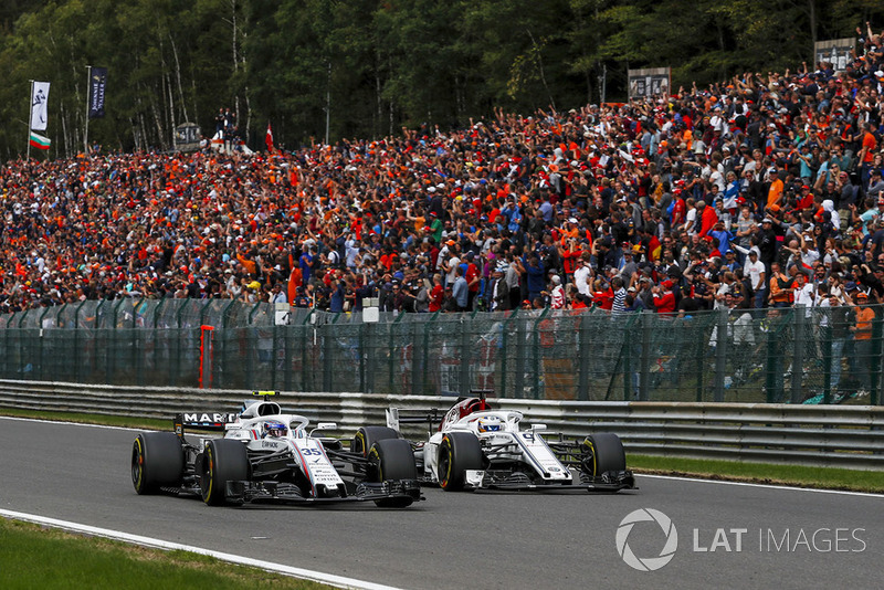 Siergiej Sirotkin, Williams FW41 i Marcus Ericsson, Sauber C37, walka na torze