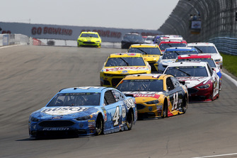 Kevin Harvick, Stewart-Haas Racing, Ford Fusion Busch Beer and Clint Bowyer, Stewart-Haas Racing, Ford Fusion Rush Truck Centers