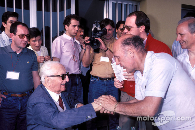 Enzo Ferrari, Stirling Moss, lors de la parade des Mille Miglia à l'usine Scaglietti en 1986