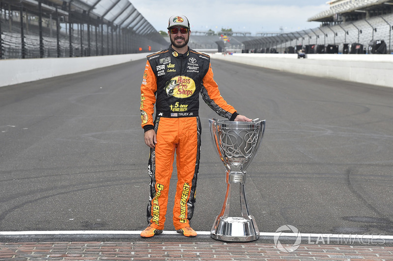 Juara bertahan Cup Series, Martin Truex Jr., Furniture Row Racing, Toyota Camry Auto-Owners Insurance