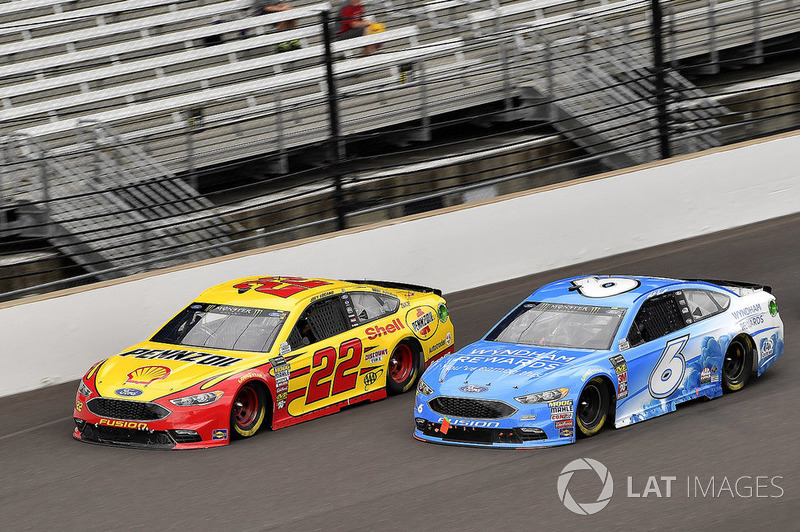 Joey Logano, Team Penske, Ford Fusion Shell Pennzoil and Matt Kenseth, Roush Fenway Racing, Ford Fusion Wyndham Rewards