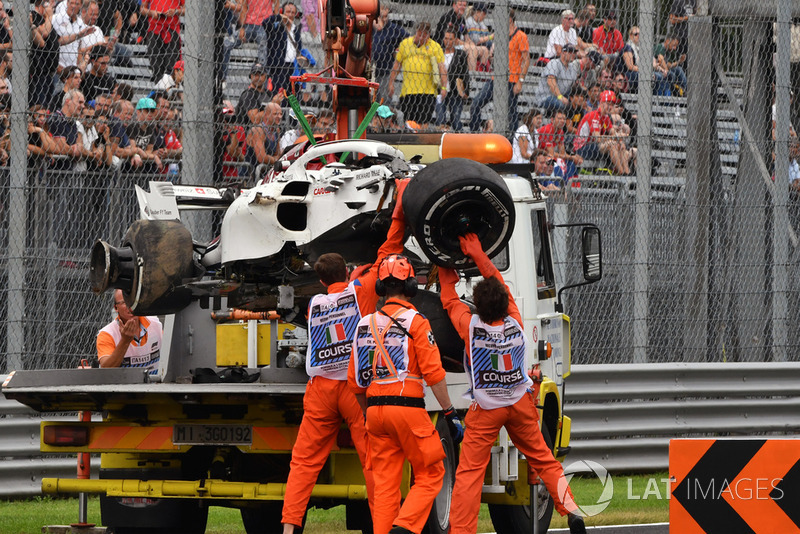 The crashed car of Marcus Ericsson, Sauber C37 is recovered in FP2 