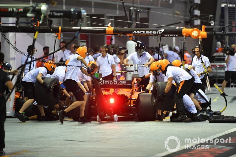 Stoffel Vandoorne, McLaren MCL33 pit stop