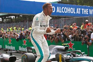 Racewinnaar Lewis Hamilton, Mercedes AMG F1 viert feest in parc ferme