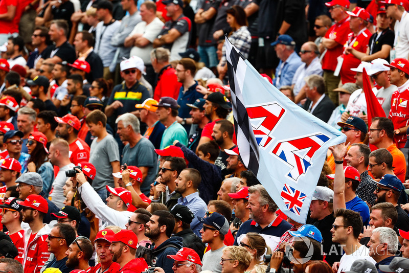 Una bandera de apoyo para Lewis Hamilton, Mercedes AMG F1, entre un mar de fanáticos de Ferrari