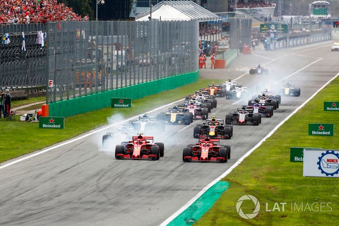 Inicio de la carrera con Kimi Raikkonen, Ferrari SF71H, líder Sebastian Vettel, Ferrari SF71H y Lewis Hamilton, Mercedes AMG F1 W09