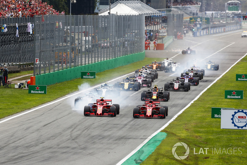 Inicio de la carrera con Kimi Raikkonen, Ferrari SF71H, líder Sebastian Vettel, Ferrari SF71H y Lewis Hamilton, Mercedes AMG F1 W09