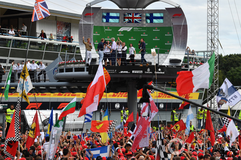 Simon Lazenby, Sky TV, Damon Hill, Sky TV and Nico Rosberg, Mercedes-Benz Ambassador on the podium 