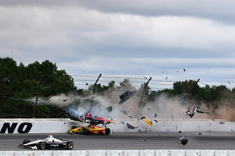 Crash: Robert Wickens, Schmidt Peterson Motorsports Honda, Ryan Hunter-Reay, Andretti Autosport Honda