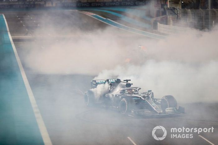 Max Verstappen, Red Bull Racing RB15, y Lewis Hamilton, Mercedes AMG F1 W10, realizan donuts