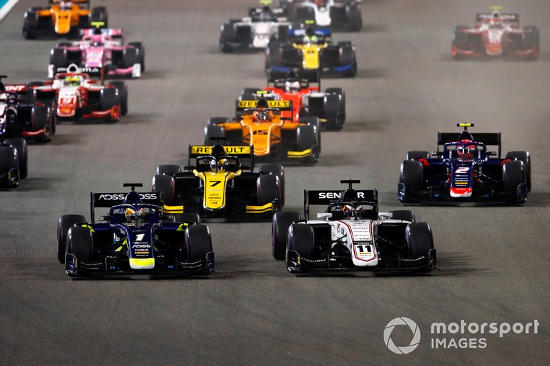 Louis Deletraz, Carlin, and Callum Ilott, Sauber Junior Team by Charouz, lead at the start of the race