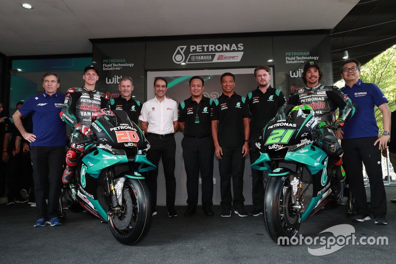 Fabio Quartararo e Franco Morbidelli com a equipe da Petronas Yamaha