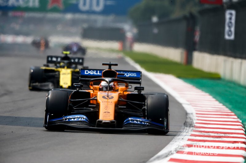 Carlos Sainz Jr., McLaren MCL34, precede Nico Hulkenberg, Renault R.S. 19