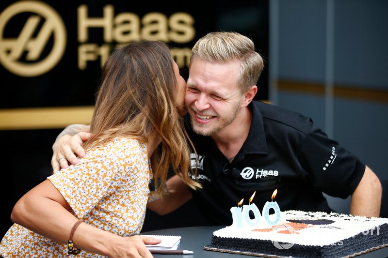 Kevin Magnussen, Haas F1 Team VF-19 celebra su 100 GP con miembros del equipo.