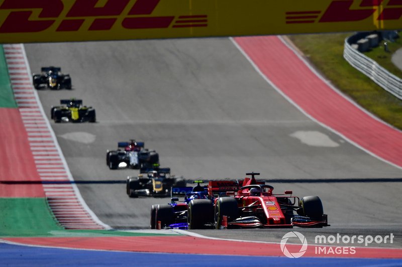 Sebastian Vettel, Ferrari SF90, precede Pierre Gasly, Toro Rosso STR14