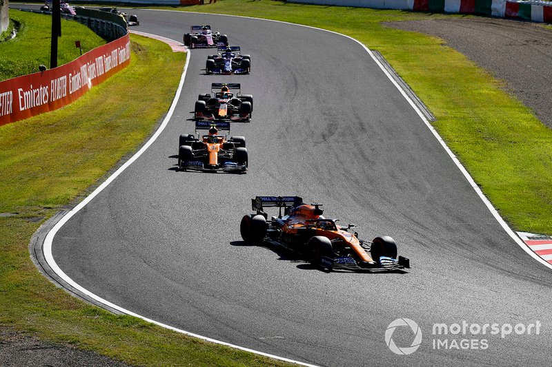 Carlos Sainz Jr, McLaren MCL34, lidera Lando Norris, McLaren MCL34, Alex Albon, Red Bull RB15, y Pierre Gasly, Toro Rosso STR14