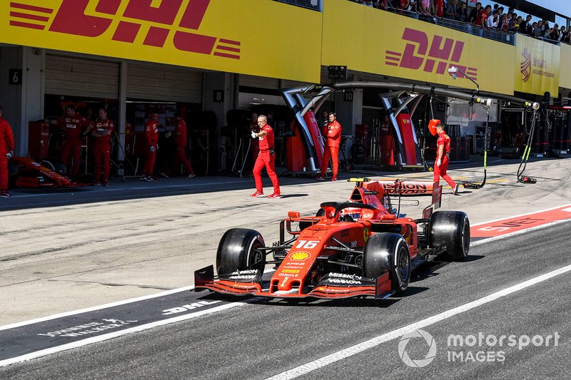 Charles Leclerc, Ferrari SF90, en el pit lane al inicio de la sesión de clasificación