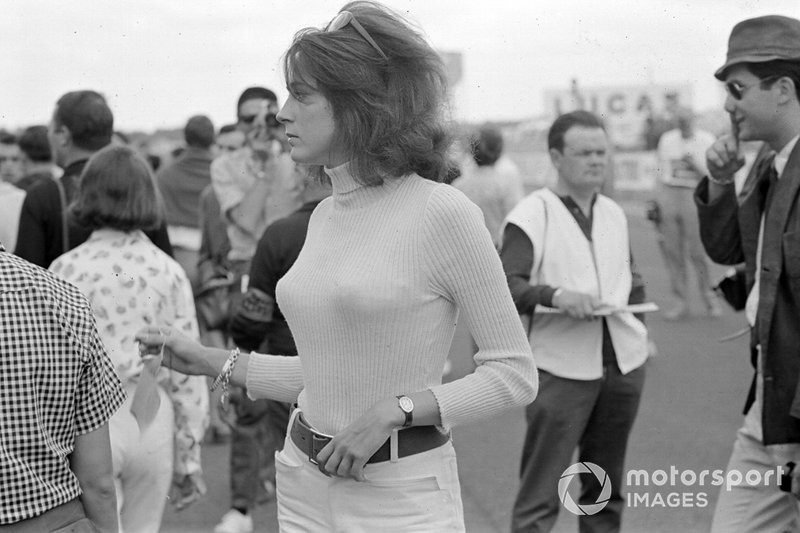 1965 год. Девушка в паддоке