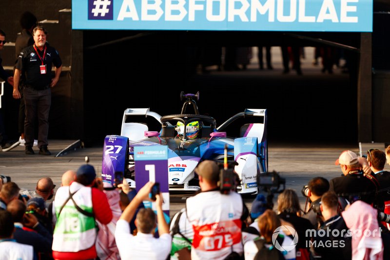 Race winner Alexander Sims, BMW I Andretti Motorsports, BMW iFE.20 arrives to the podium