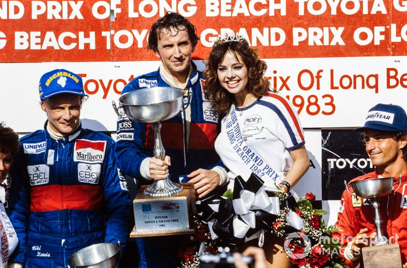 Podio: el ganador de la carrera John Watson, segundo clasificado Niki Lauda, tercer clasificado René Arnoux