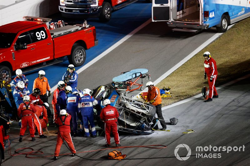 Socorren a Ryan Newman, Roush Fenway Racing, Ford Mustang Koch Industries, tras su accidente