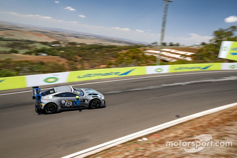 #62 R - Motorsport Aston Martin Vantage AMR GT3: Luca Ghiotto, Marvin Kirchhöfer, Oliver Caldwell