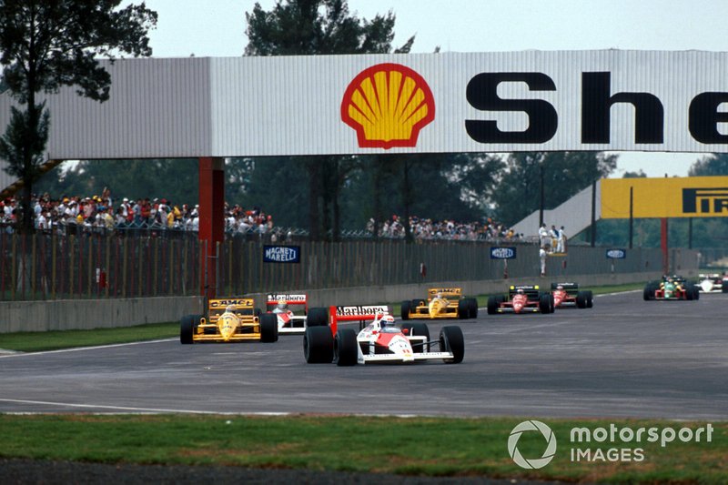 Alain Prost, McLaren MP4/4 leads Nelson Piquet, Lotus 100T