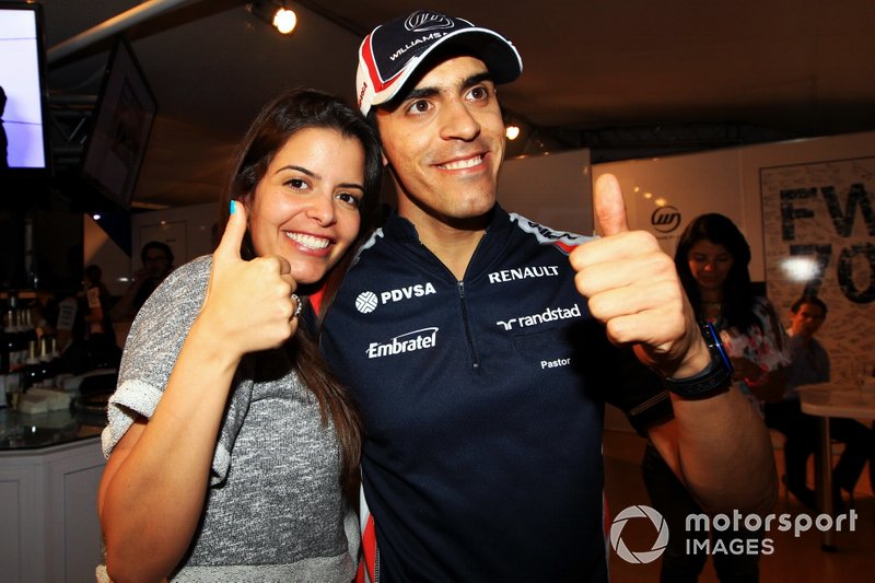 Maldonado celebra a pole position com sua namorada Gabriella Tarkany