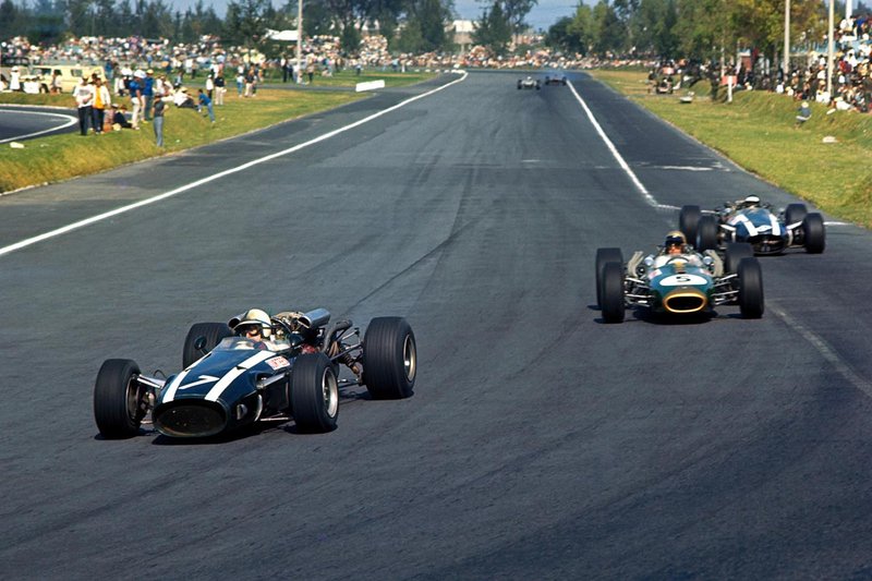 John Surtees, Cooper T81, leads Jack Brabham, Brabham BT20 and Denny Hulme, Brabham BT20