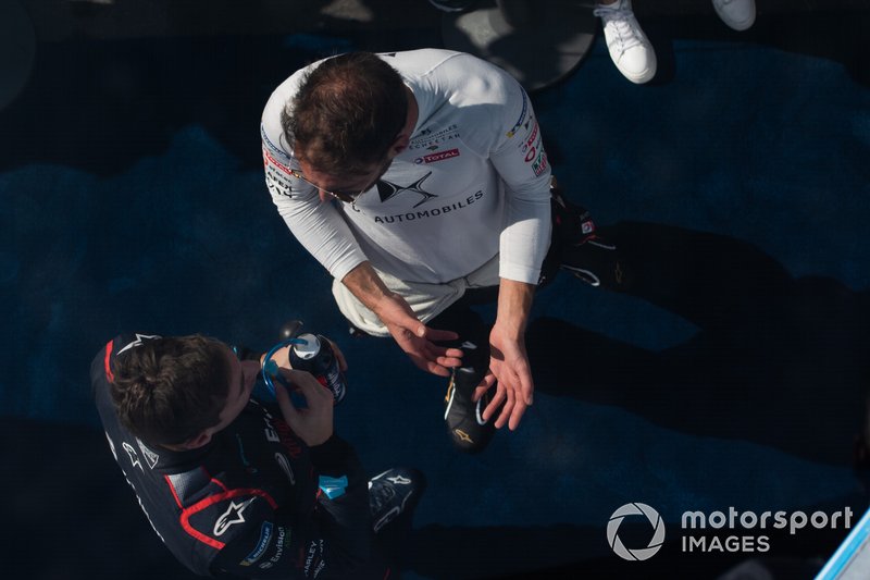 Jean-Eric Vergne, DS Techeetah talks with Robin Frijns, Virgin Racing