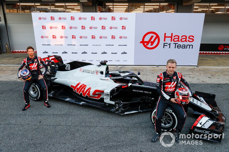 Kevin Magnussen, Haas F1 Team and Romain Grosjean, Haas F1 Team reveal the VF-20