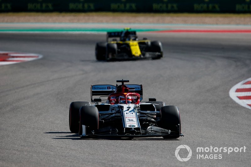 Kimi Raikkonen, Alfa Romeo Racing C38, precede Nico Hulkenberg, Renault F1 Team R.S. 19