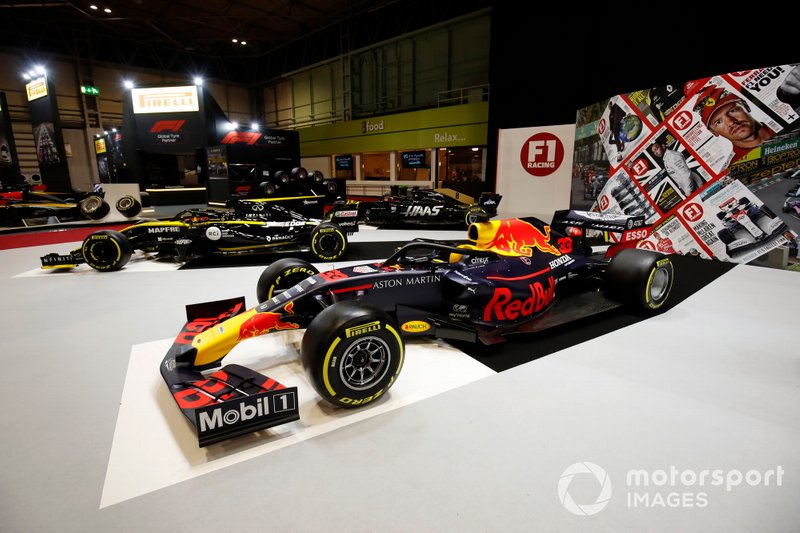 Un Red Bull Racing RB15 en el stand de F1 Racing