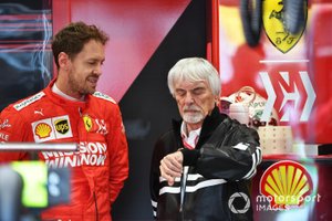 Bernie Ecclestone, Presidente Emiritus de Fórmula 1, en el garaje de Ferrari con Sebastian Vettel, Ferrari
