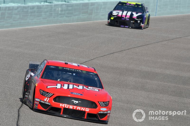 Daniel Suarez, Stewart-Haas Racing, Ford Mustang Haas Automation, Jimmie Johnson, Hendrick Motorsports, Chevrolet Camaro Ally