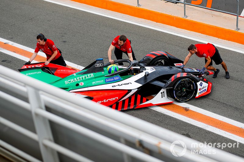 Mechanics push Lucas Di Grassi, Audi Sport ABT Schaeffler, Audi e-tron FE06