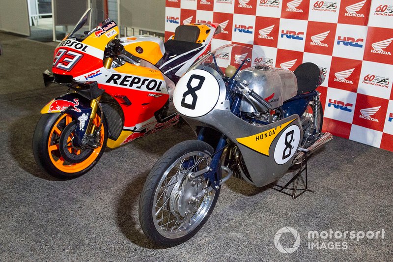 Una Honda Vintage accanto alla moto del Team Repsol Honda