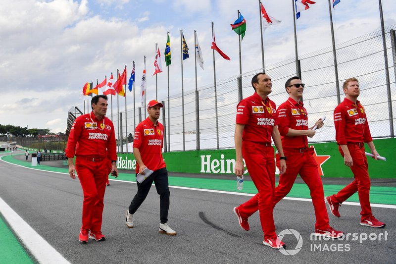 Sebastian Vettel, Ferrari, ispeziona il tracciato