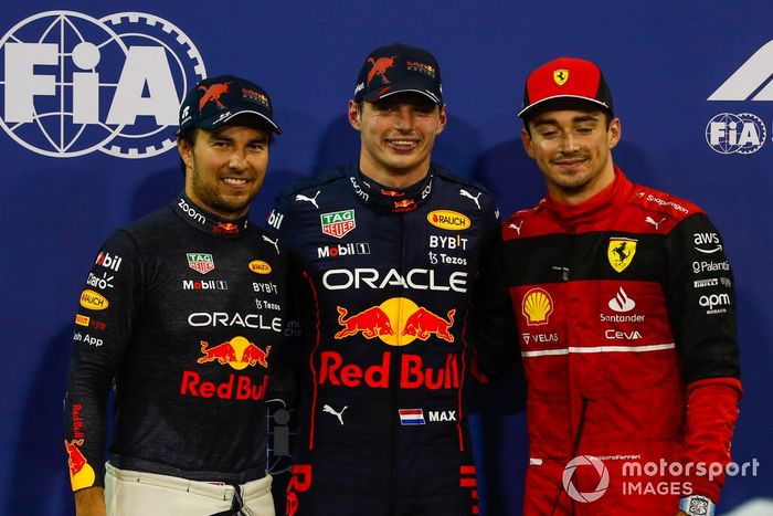 Los tres primeros clasificados: segundo Sergio Pérez, Red Bull Racing, el ganador de la pole Max Verstappen, Red Bull Racing, tercero Charles Leclerc, Ferrari