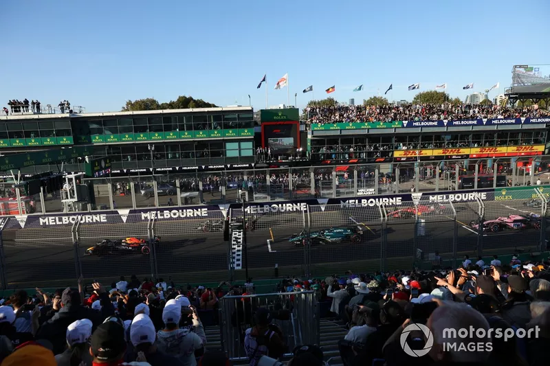 Max Verstappen, Red Bull Racing RB19, Lewis Hamilton, Mercedes F1 W14, Fernando Alonso, Aston Martin AMR23, il resto dello schieramento