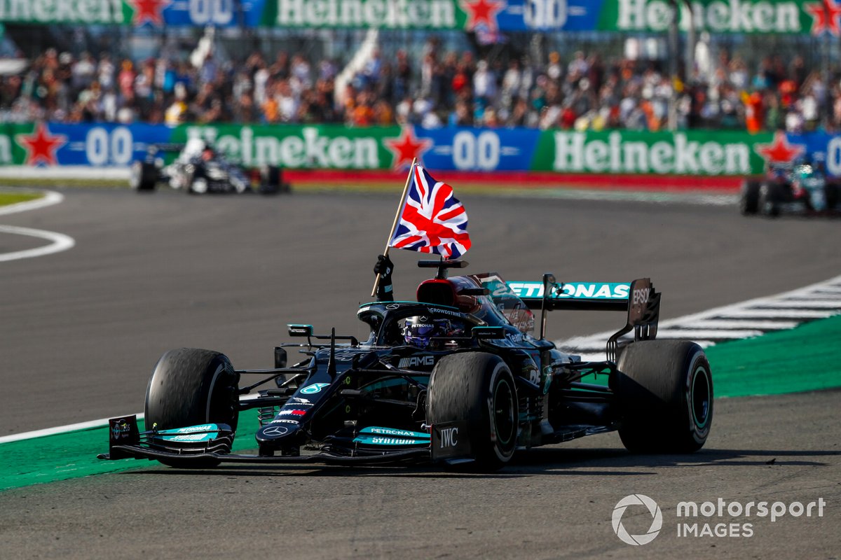 Lewis Hamilton, Mercedes W12, primo classificato, sventola la bandiera della Gran Bretagna dal cockpit sulla sua strada al Parc Ferme