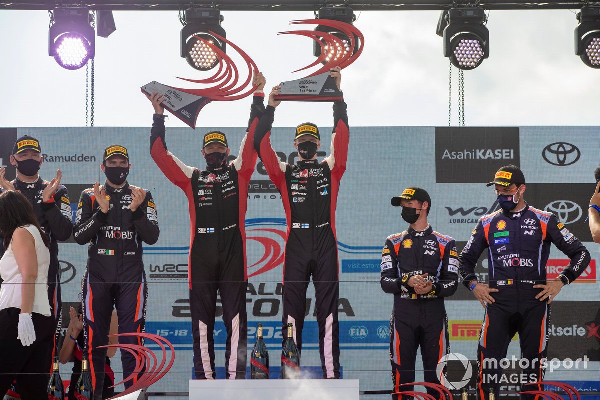 Podio: ganadores Kalle Rovanperä, Jonne Halttunen, Toyota Gazoo Racing WRT Toyota Yaris WRC, segundo lugar Craig Breen, Paul Nagle, Hyundai Motorsport Hyundai i20 Coupe WRC, tercer lugar Thierry Neuville, Martijn Wydaeghe, Hyundai Motorsport Hyundai i20 Coupe WRC
