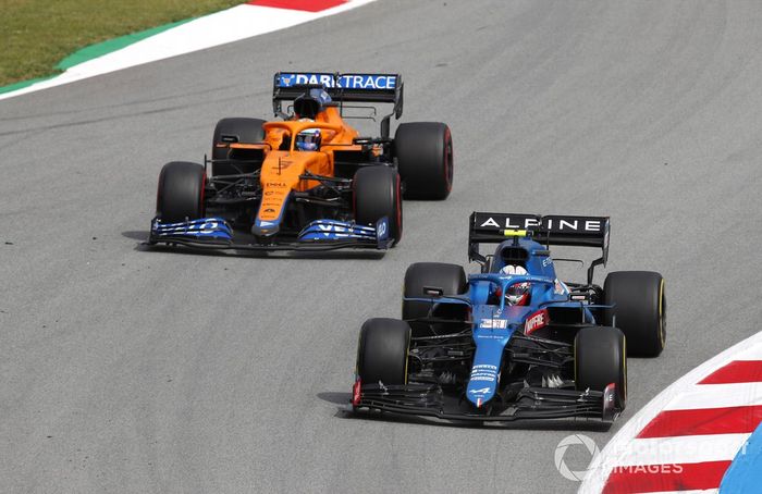 Esteban Ocon, Alpine A521, Daniel Ricciardo, McLaren MCL35M 
