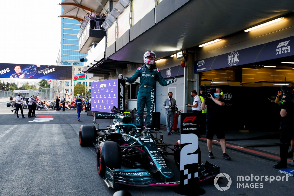 Sebastian Vettel, Aston Martin, 2ª posición, celebra en Parc Ferme